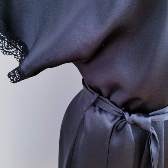 IN BLOOM BY JONQUIL Black Satin Wrap, M - Picture 4 of 6